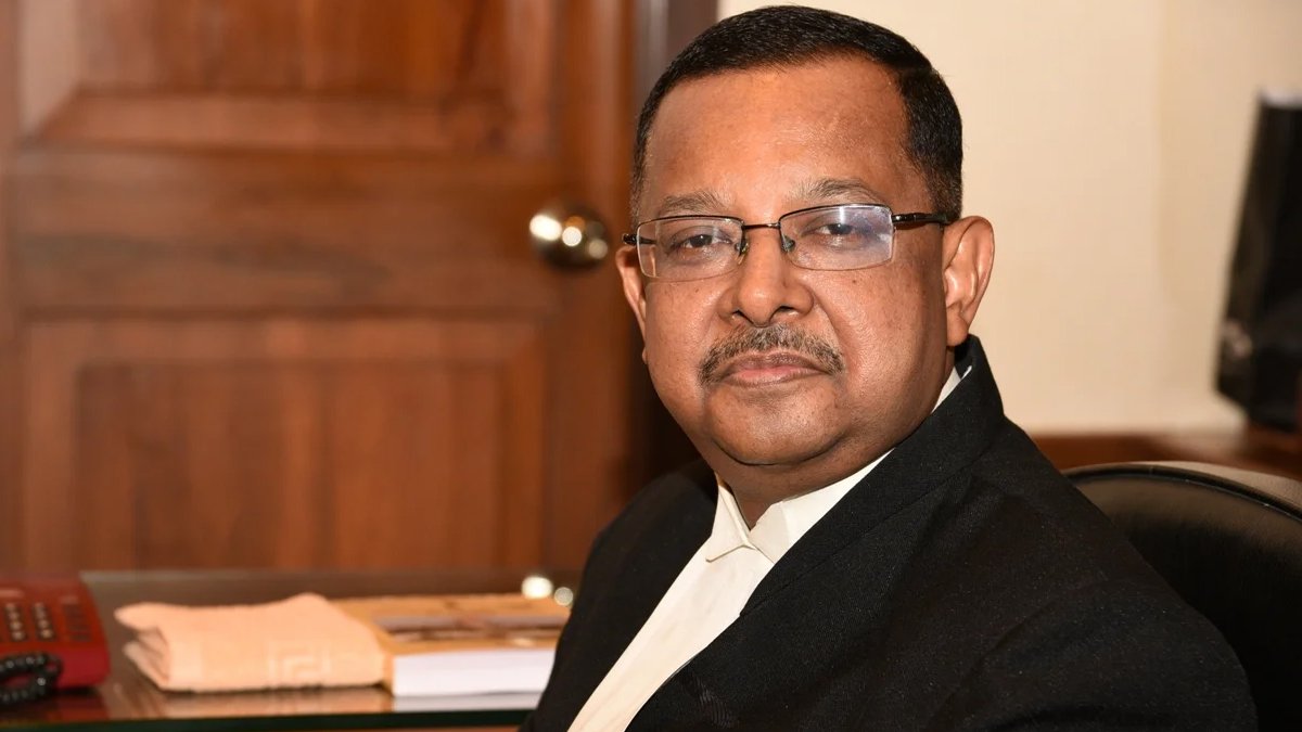 ప్రజలను చీమలు, కాక్రోచ్లతో పోల్చేవారూ జడ్జిలవుతున్నారు