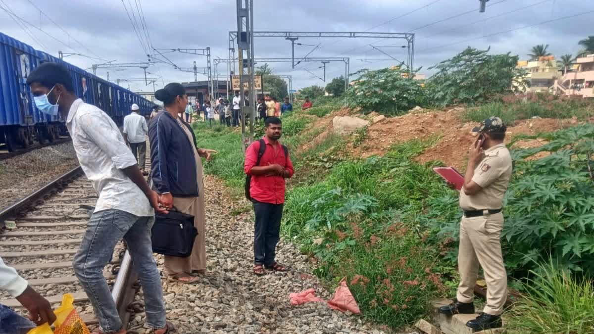 కర్ణాటకలో రైలు ప్రమాదం.. ముగ్గురు ఏపీ వాసులు మృతి