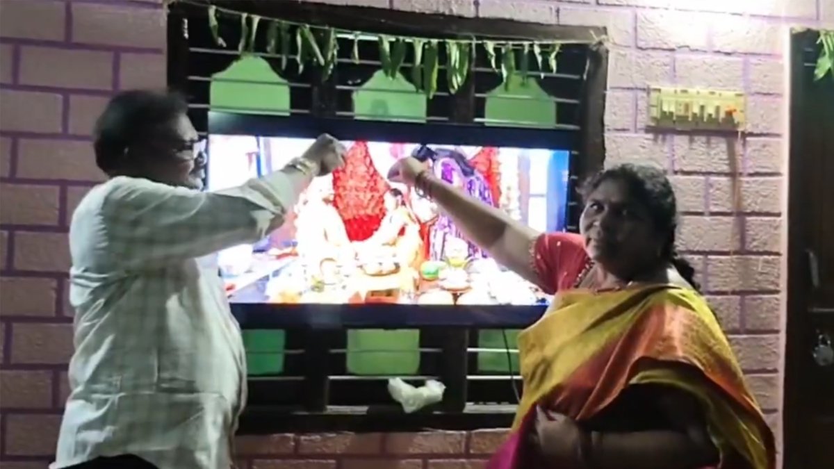 ఆన్లైన్లో కూతురు పెళ్లి.. అక్షింతలు చల్లిన తల్లిదండ్రులు