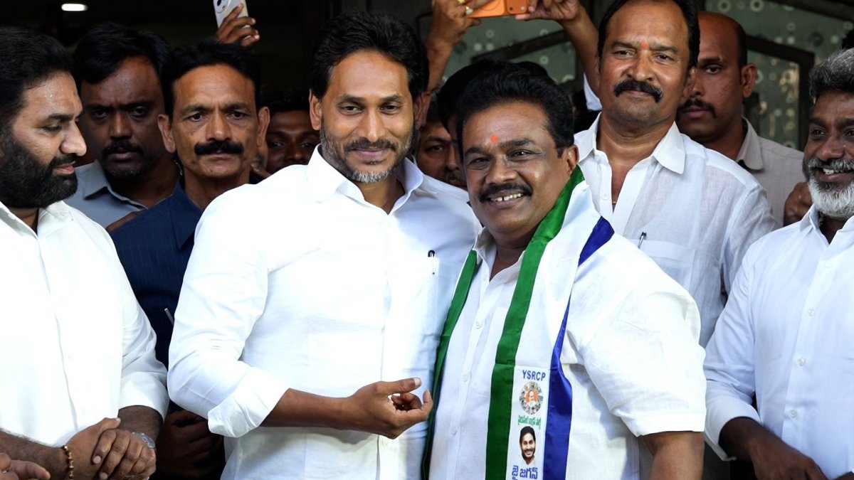 టీడీపీకి షాక్.. వైసీపీలో చేరిన టీడీపీ నేత గూడపాటి