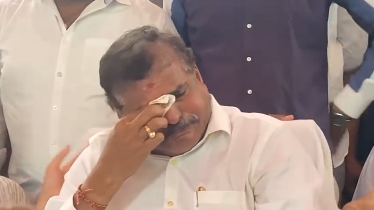 కార్యకర్తల సమావేశంలో బొత్స కంటతడి
