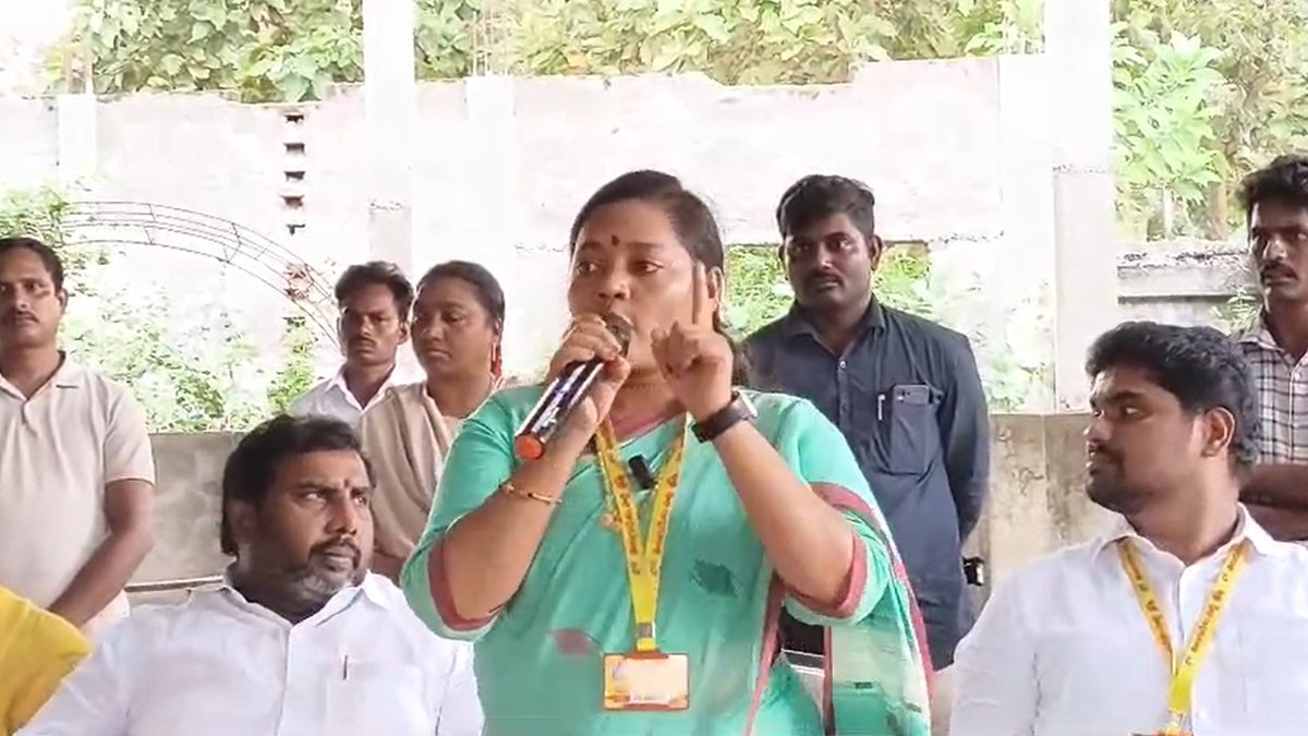 'కూర్చోరా.. తాట తీస్తా'.. కార్యకర్తలపై టీడీపీ ఎమ్మెల్యే వీరంగం