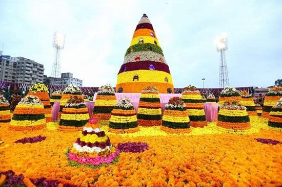 ట్యాంక్‌బండ్‌పై సద్దుల బతుకమ్మ సంబరాలు..