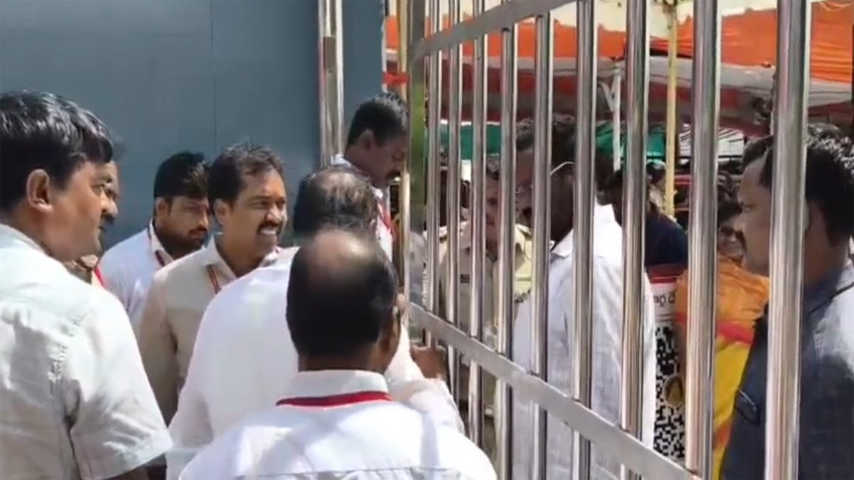 వీఐపీల సేవ‌లో అధికారులు.. సామాన్య భక్తులకు ఇక్కట్లు