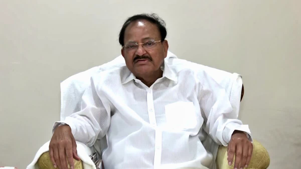 మోదీ సర్కార్ను వెనకేసుకొస్తున్న వెంకయ్య నాయుడు!
